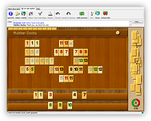 Wieloosobowa gra Wooden Rummy, z pięknym Drewnianym motywem i zestawem płytek. Gracz wybrał samodzielne sortowanie płytek w ręku i dodał dodatkowy wiersz, aby uzyskać więcej miejsca dla swoich płytek. Tym razem gra była rozgrywana z limitem 1 minuty na ruch, co można zauważyć na stoperze. Ten zrzut ekranu jest w języku holenderskim; RRRummy jest w pełni przetłumaczona na kilka języków.
